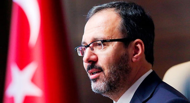 Bakan Kasapoğlu’ndan milli yüzücü Emre Sakçı’ya tebrik