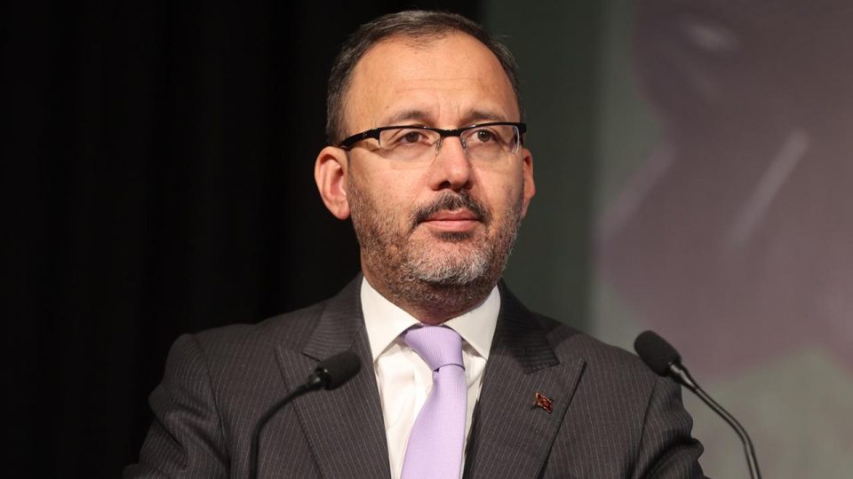 Bakan Kasapoğlu madalya kazanan güreşçileri tebrik etti