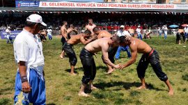 Kumluca Yağlı Güreşleri'nde 800 güreşçi mücadele ediyor