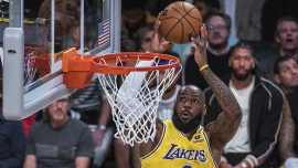 Lakers, LeBron'un uzatmada attığı basketiyle kazandı