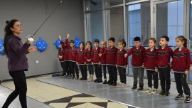 İlkokul öğrencileri beden eğitimi dersini antrenörler eşliğinde yapıyor